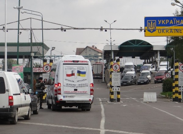 Ukraińcy masowo rejestrują auta w Polsce