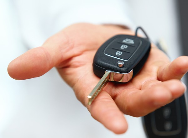 Impreza na cmentarnym parkingu zakończyła się w rowie. Dopiero wtedy oddał kluczyki do auta