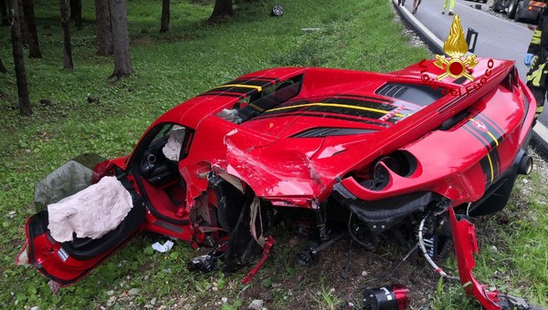 Ferrari F8 Spider zniszczone we Włoszech. Auto zderzyło się z TIR-em