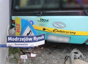 Matka czekała z dziećmi na przystanku w Sosnowcu. Uderzył w nich autobus miejski