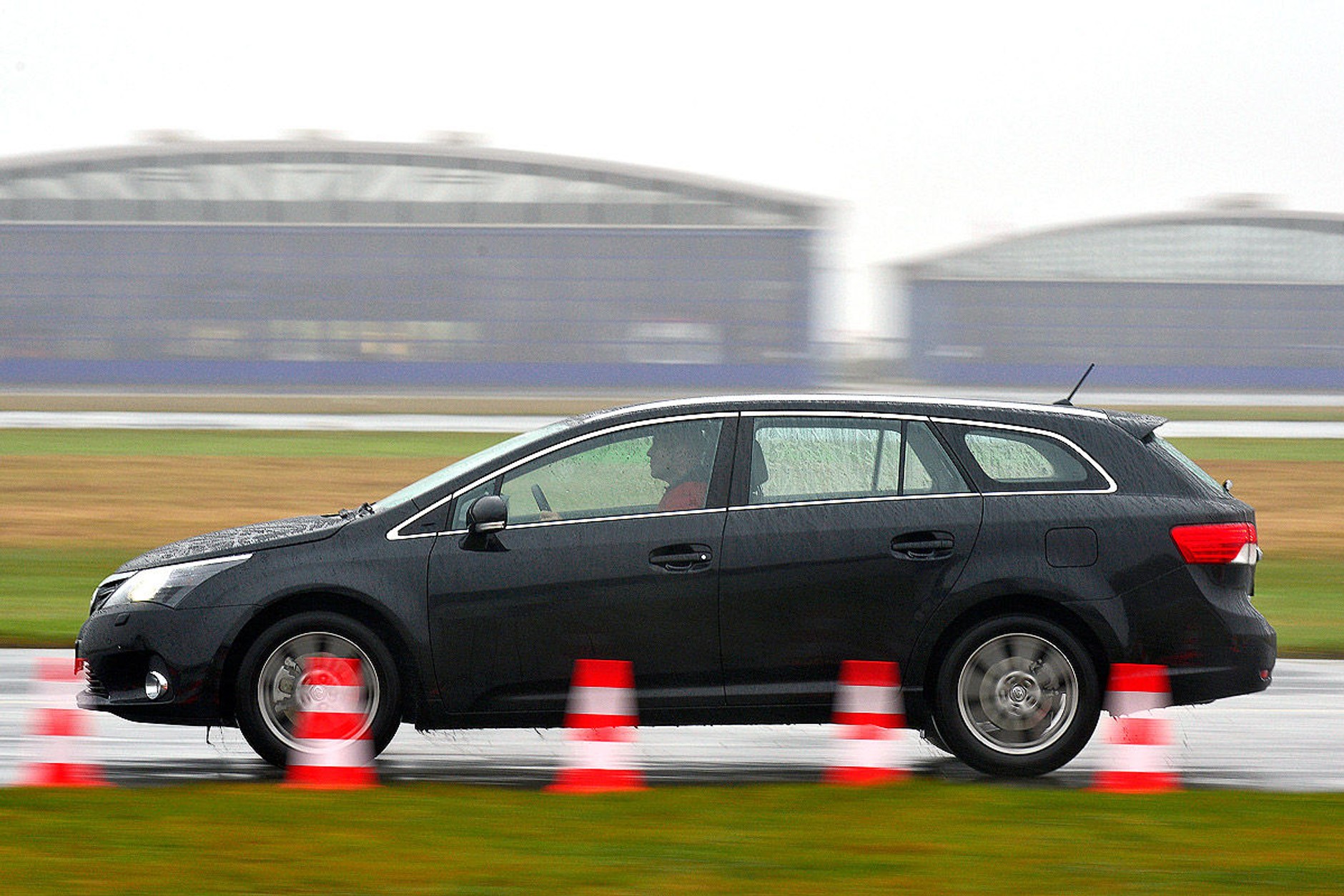 Toyota Avensis Combi 2.0 D-4D Life (124 KM)