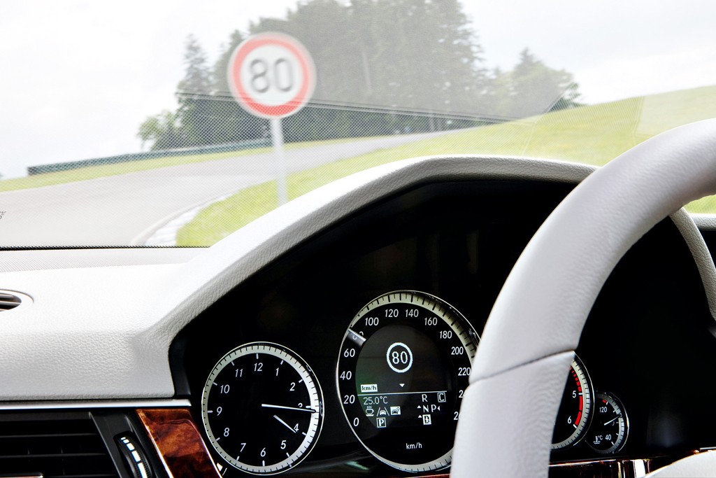 Znaków już nie przegapisz! Zobacz jak działają systemy wspomagania kierowcy.