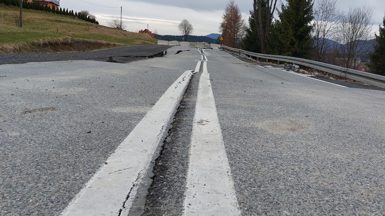 Osuwisko na DK28 w Kasinie Wielkiej w Małopolsce