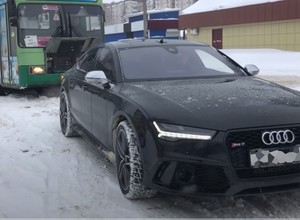 Audi RS7 wyciągnęło z zaspy... autobus miejski [Nagranie]