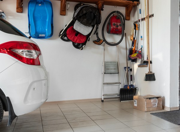 Prosty sposób na parkowanie w ciasnym garażu. Jest patent z piłeczką tenisową