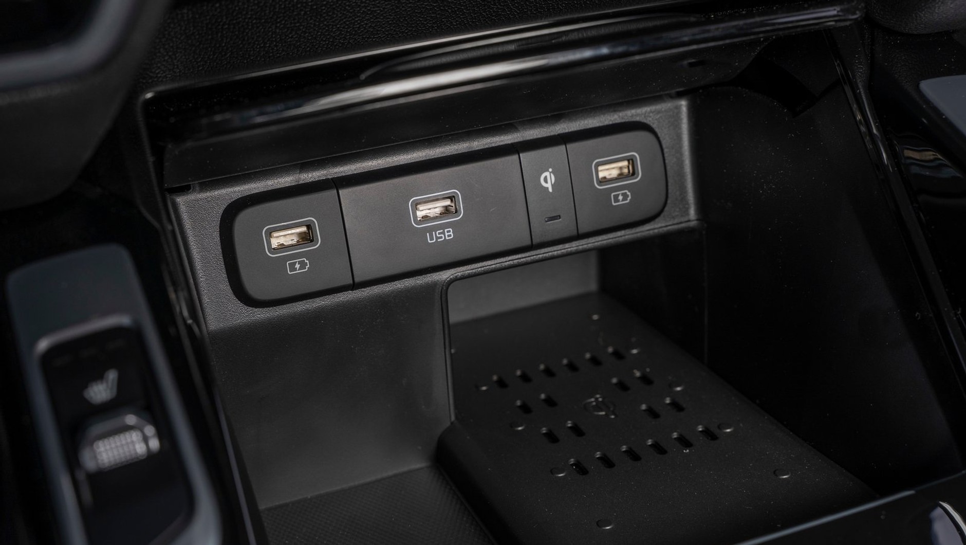 Gniazda USB i ładowarka indukcyjna - nowa Kia Sorento