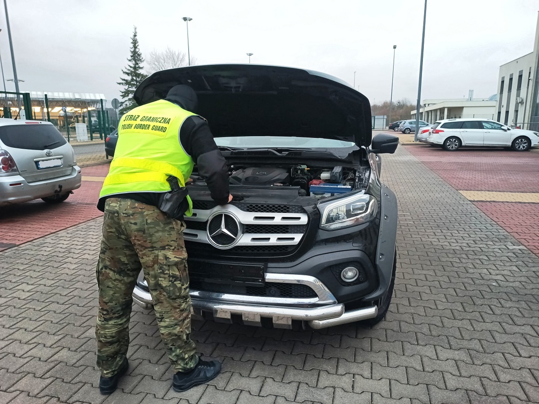 Mercedes poszukiwany w Niemczech został odzyskany przez Straż Graniczną w Zosinie