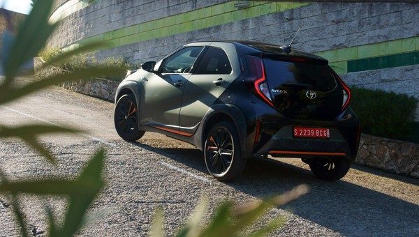 Jeździliśmy Toyotą Aygo X po Barcelonie. Teraz to modny mieszczuch o wysokich aspiracjach
