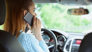Kiedy jadę, a kiedy stoję? Jak poprawnie korzystać z telefonu w samochodzie