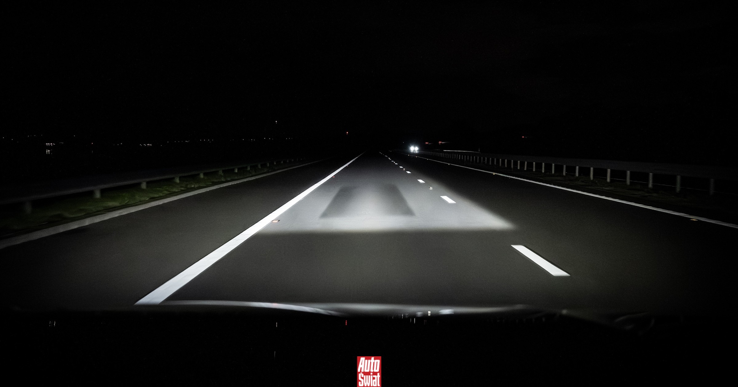 Cyfrowe światła Matrix LED są imponujące. Nie tylko "wycinają" inne samochody