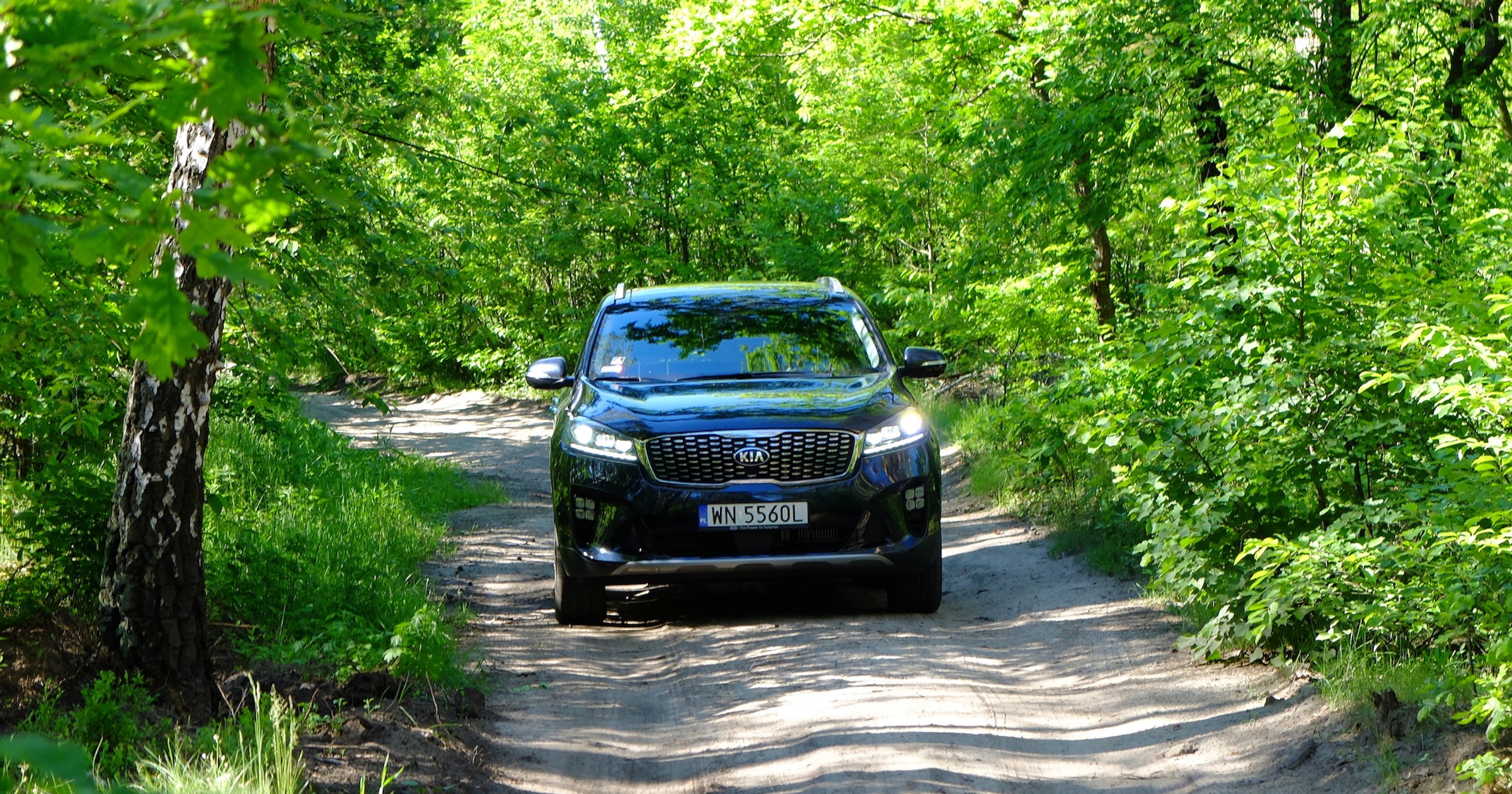 Drogi nieutwardzone, nawet te nierówne, nie są przeszkodą dla Kii Sorento. Poza wszystkim ten samochód wyposażony jest w napęd, który nie boi się piachu i błota