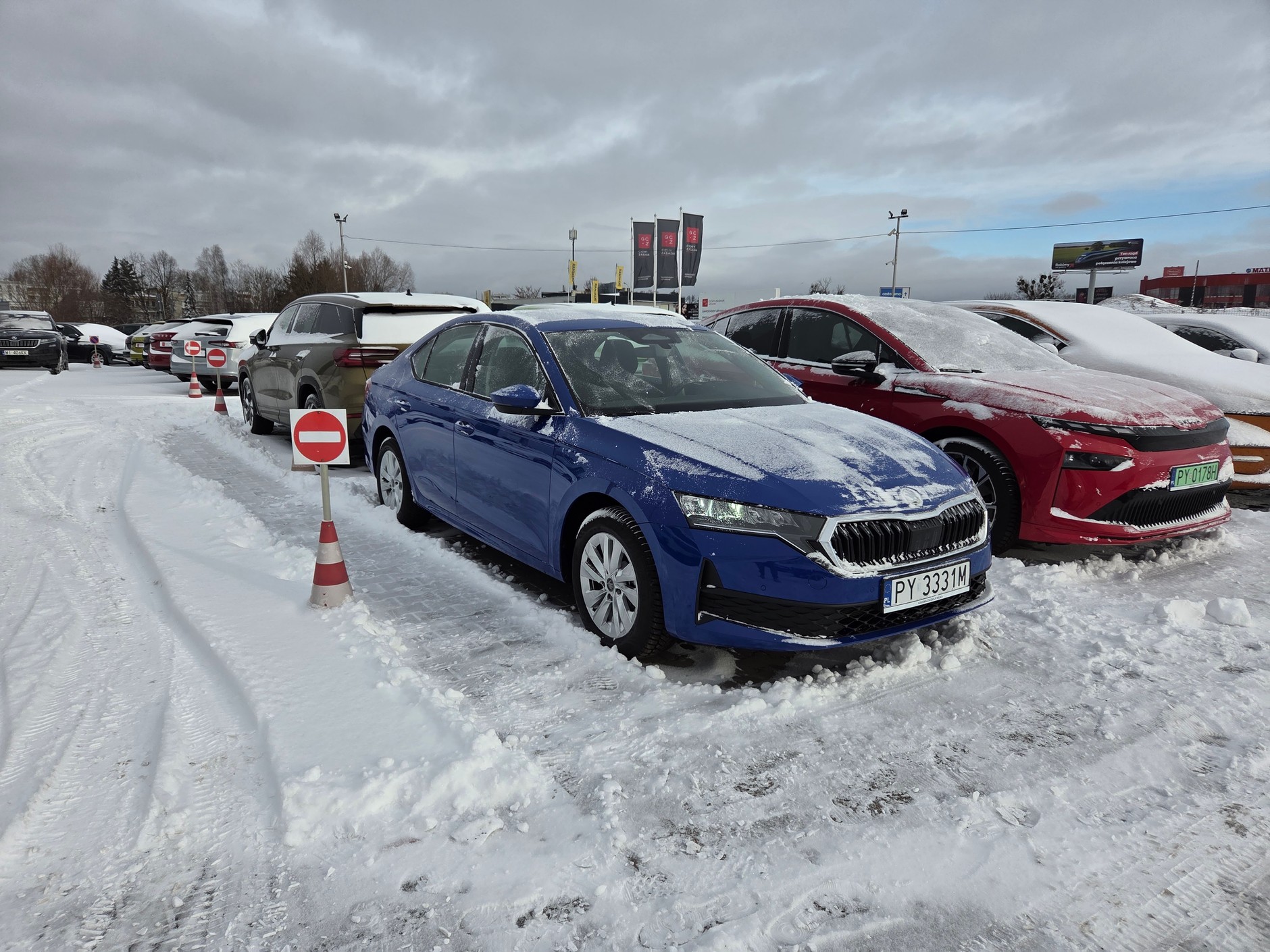 Niebieski lakier za 0 zł i małe jak na dzisiejsze standardy felgi. Bazowa Octavia prezentuje się bardzo niepozornie
