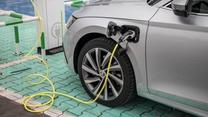 Unia chce zamknąć producentom kolejną furtkę emisyjną. Chodzi o hybrydy plug-in