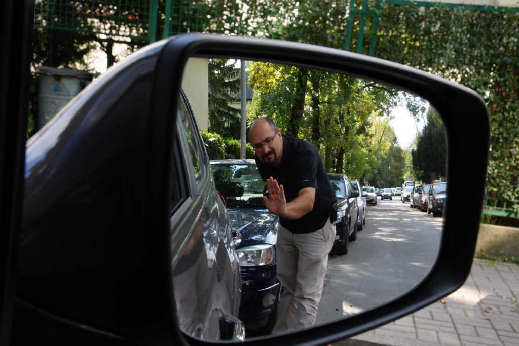 "Nie widziałem" nie jest wytłumaczeniem. Dlatego przepisy mówią o obowiązku zapewnienia sobie pomocy innej osoby przy cofaniu, jeśli w inny sposób nie możemy sobie poradzić