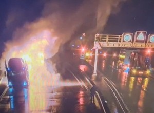 Polski kierowca wyjechał z tunelu płonącą lawetą. Niemieckie media: to bohater [WIDEO]
