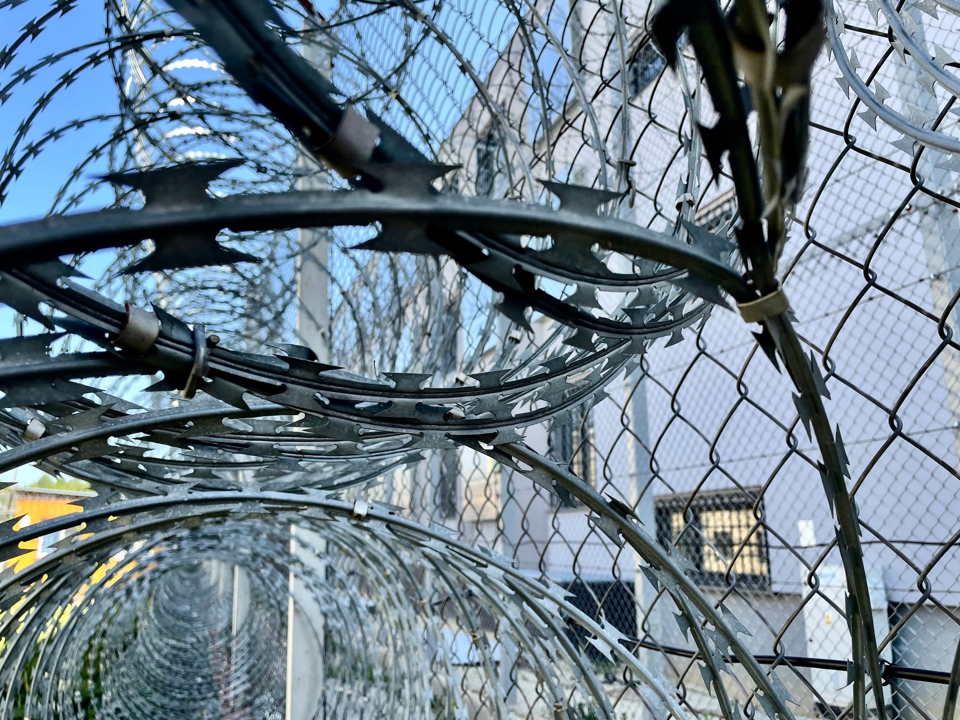 Druty kolczaste – codzienny widok osadzonych. Zdjęcie ilustracyjne