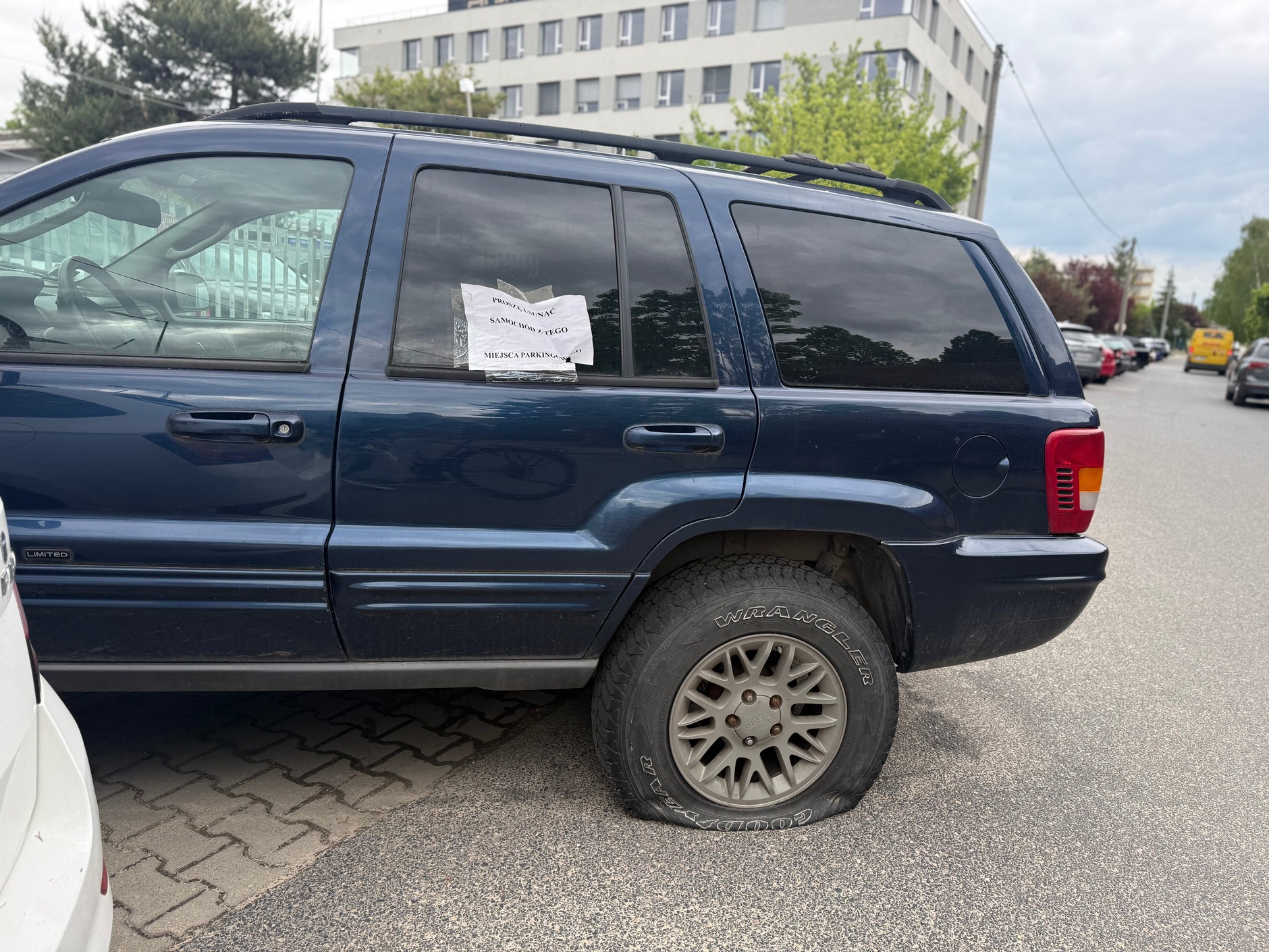 Uszkodzone samochody parkujące przy ul. Morelowej w Warszawie