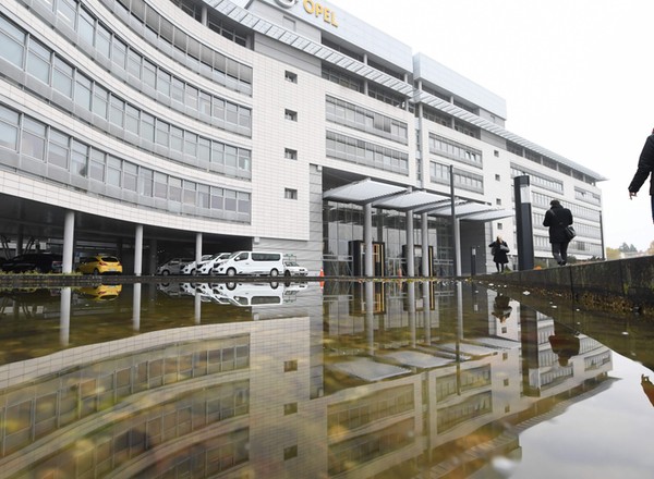 Opel utrzyma europejskie fabryki, ale stawia na auta elektryczne
