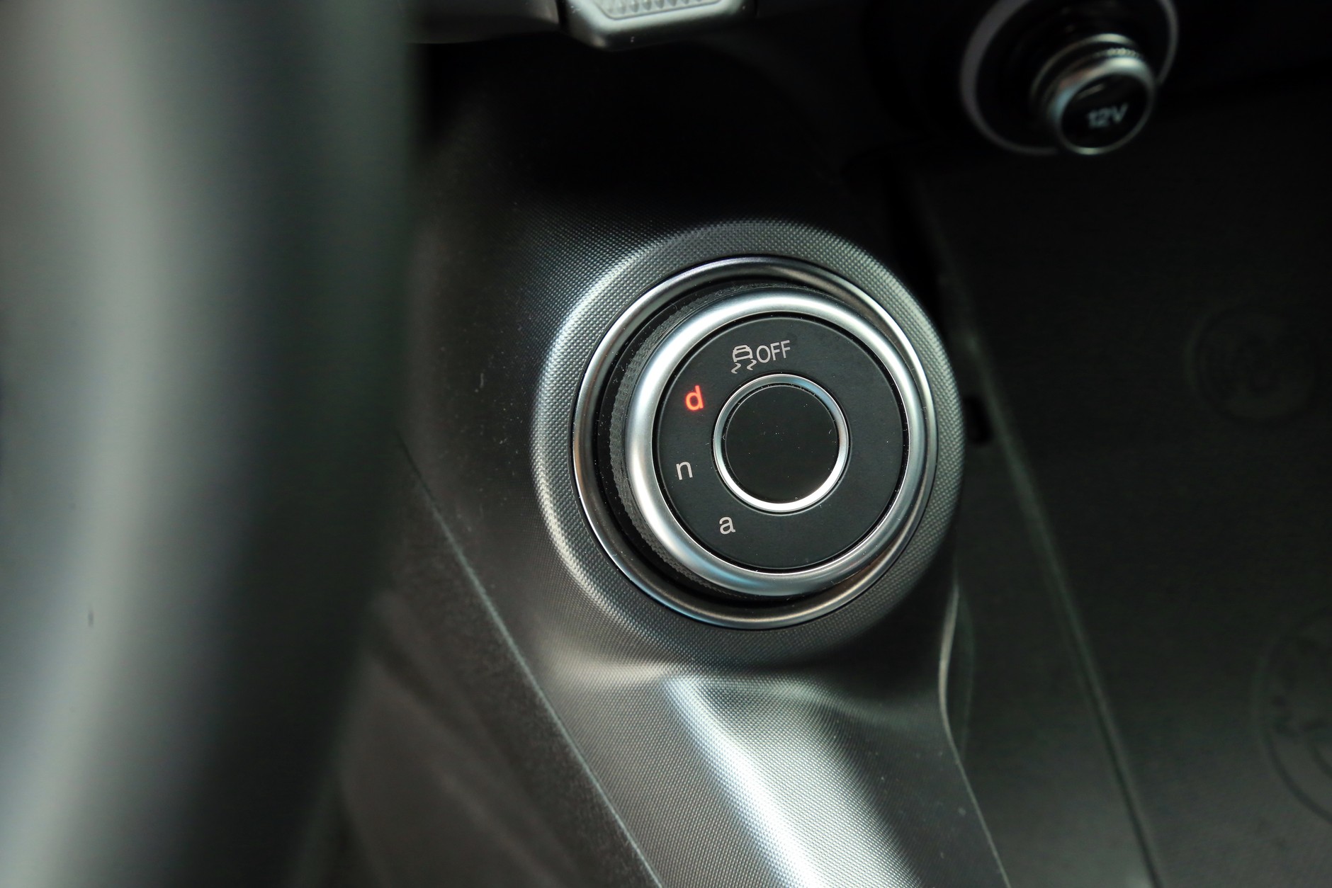 Trzy tryby jazdy (Dynamic, Natural i Advanced Efficiency) plus wyłącznik ESP. Po uruchomieniu auta zawsze domyślnie ustawiony jest tryb „n”.