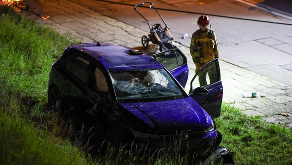 26822641 - KRAKÓW NIE ŻYJĄ DWIE OSOBY POTRĄCONE PRZEZ SAMOCHÓD NA CHODNIKU (miejsce wypadku)