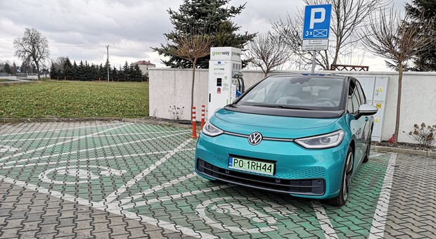 Chętniej kupujemy elektryki niż hybrydy. Przynajmniej w jednej firmie
