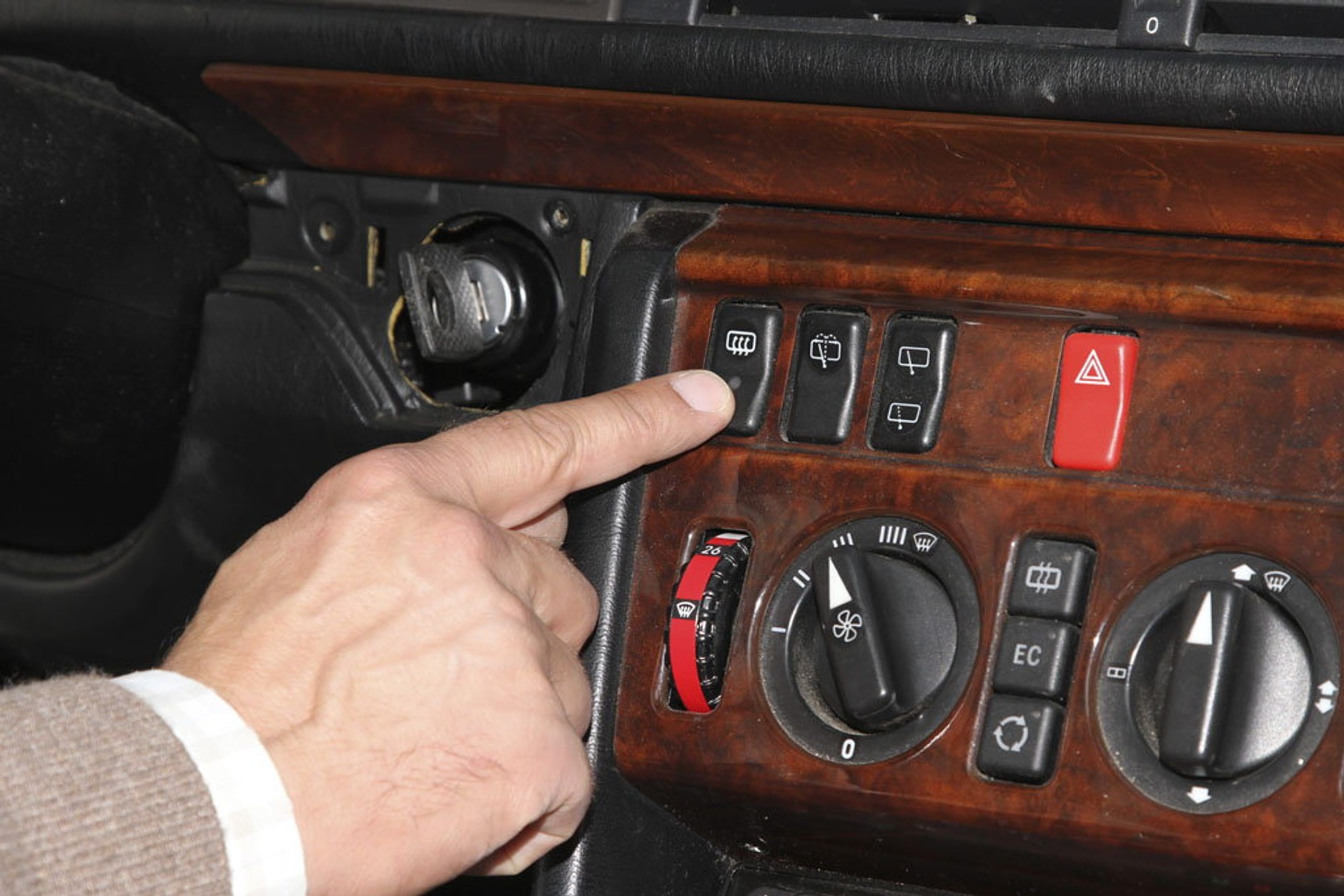 Jak naprawić ogrzewanie tylnej szyby?