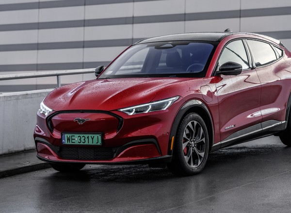 Ford Mustang Mach-E z dnia na dzień staniał nawet o 60 tys. zł. To "efekt Tesli"