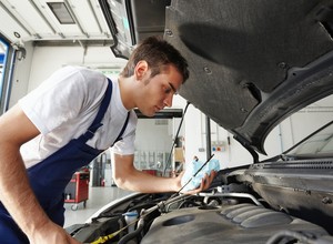 Brakuje fachowców w branży motoryzacyjnej. Najbardziej poszukiwane zawody