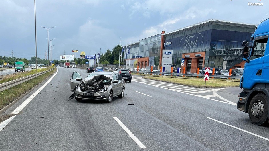 Obraz pochodzący z serwisu https://chorzow.policja.gov.pl/ka5/informacje/wiadomosci/387873,Niebezpieczna-kolizja-na-DTS.html