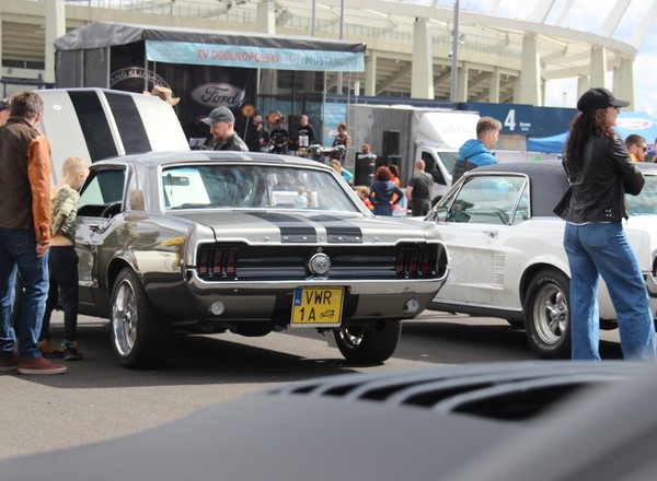 Pojechałem elektrykiem na zlot Mustangów. Podziwiałem ryk V8