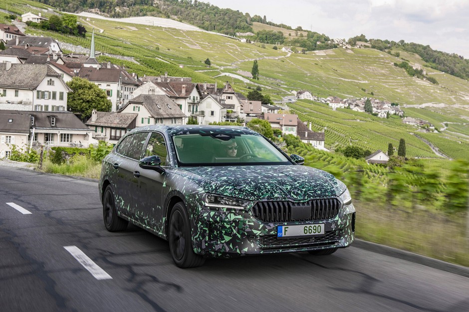 Nowa Skoda Superb w kamuflarzu
