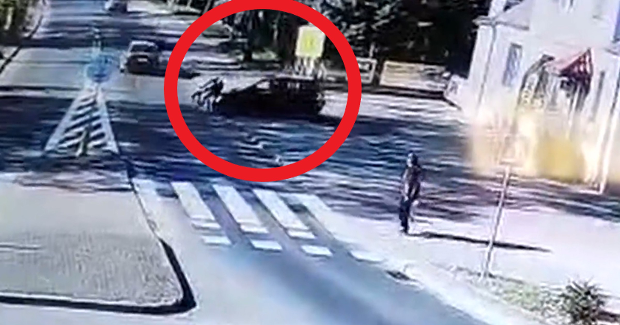 Samochód potrącił 83-letniego rowerzystę. Na chodniku! Obaj zostali ukarani [WIDEO]