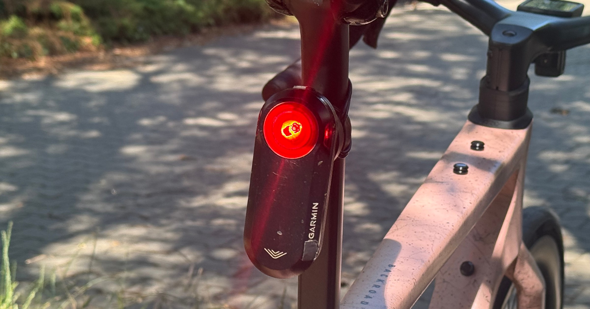 Światło takiej lampki rowerowej jest widoczna dla kierowców z odległości co najmniej kilkuset metrów; ale to nie wystarczy, by być w zgodzie z polskimi przepisami