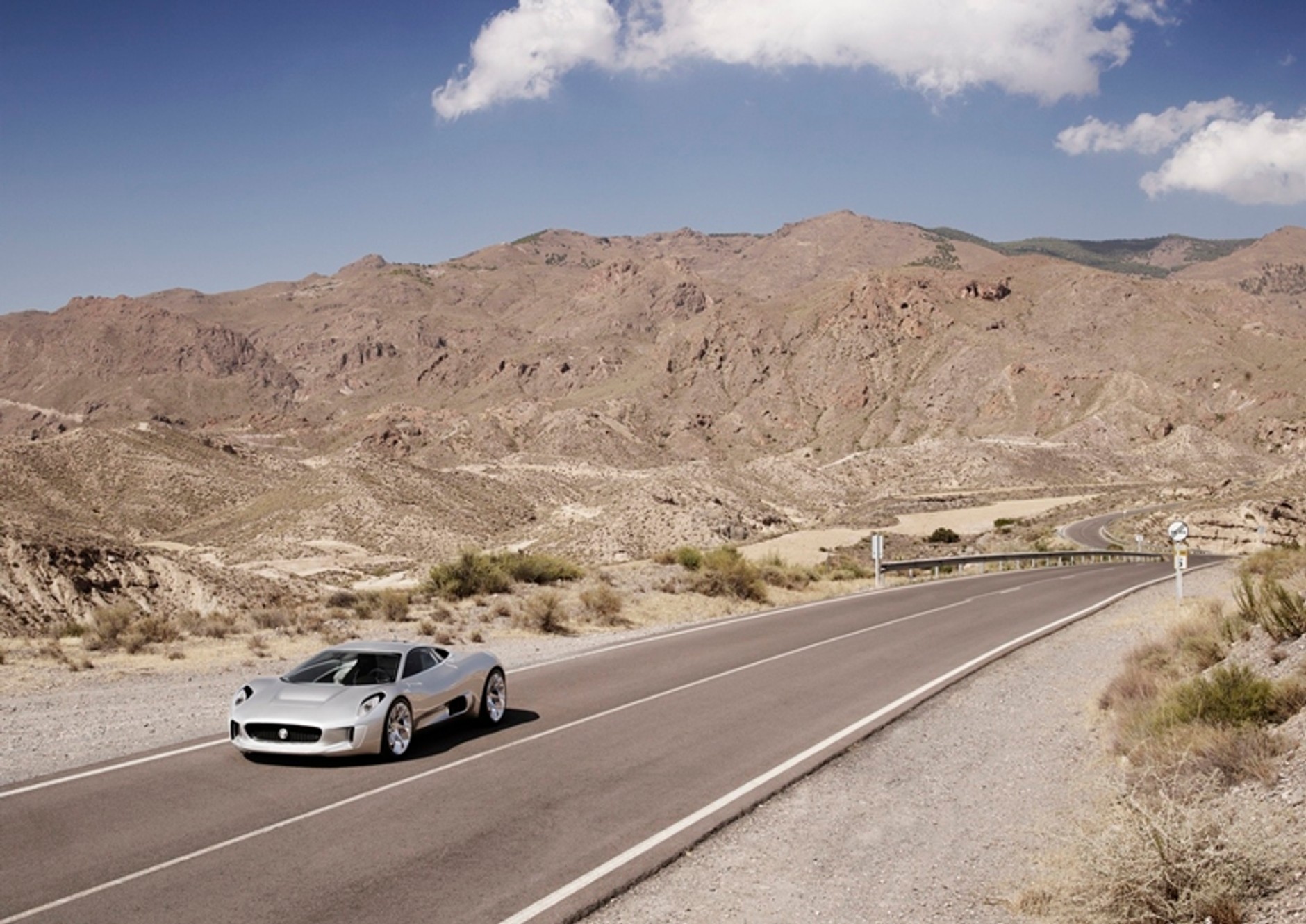 Jaguar C-X75 ma napęd turbinowy i do tego cztery inne silniki