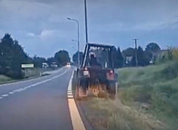 Traktorzysta o mały włos nie uderzył w latarnię. Szybko wyjaśniło się dlaczego [WIDEO]