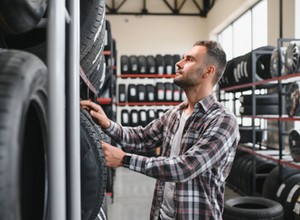 Polacy nie chcą już tanich aut i tanich opon? Zobacz, co teraz sprzedaje się najlepiej