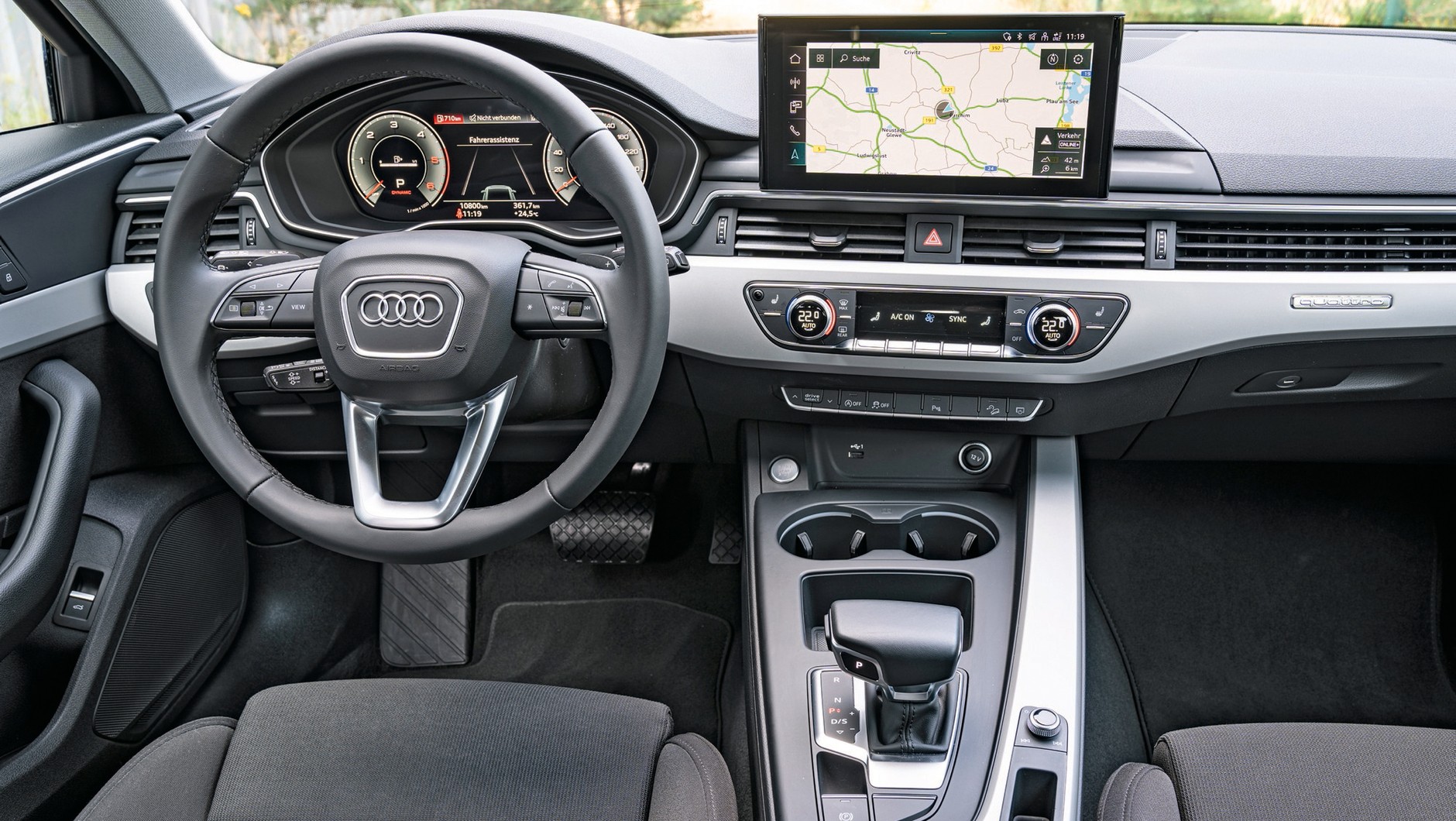 Już od 2015 roku produkowane jest obecne Audi A4, ale estetyka kokpitu dzięki swojej prostocie wciąż może się podobać.