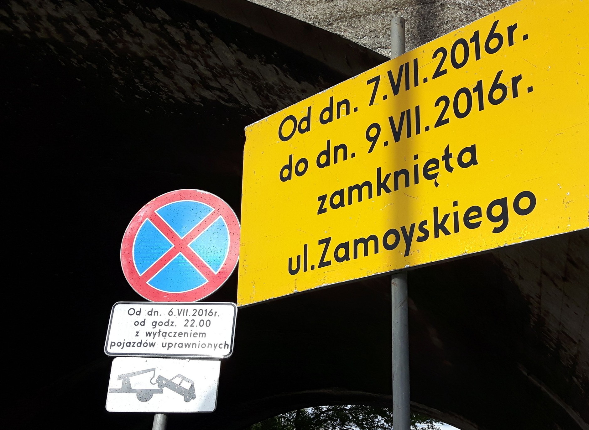 Tablice informacyjne na ulicach Warszawy