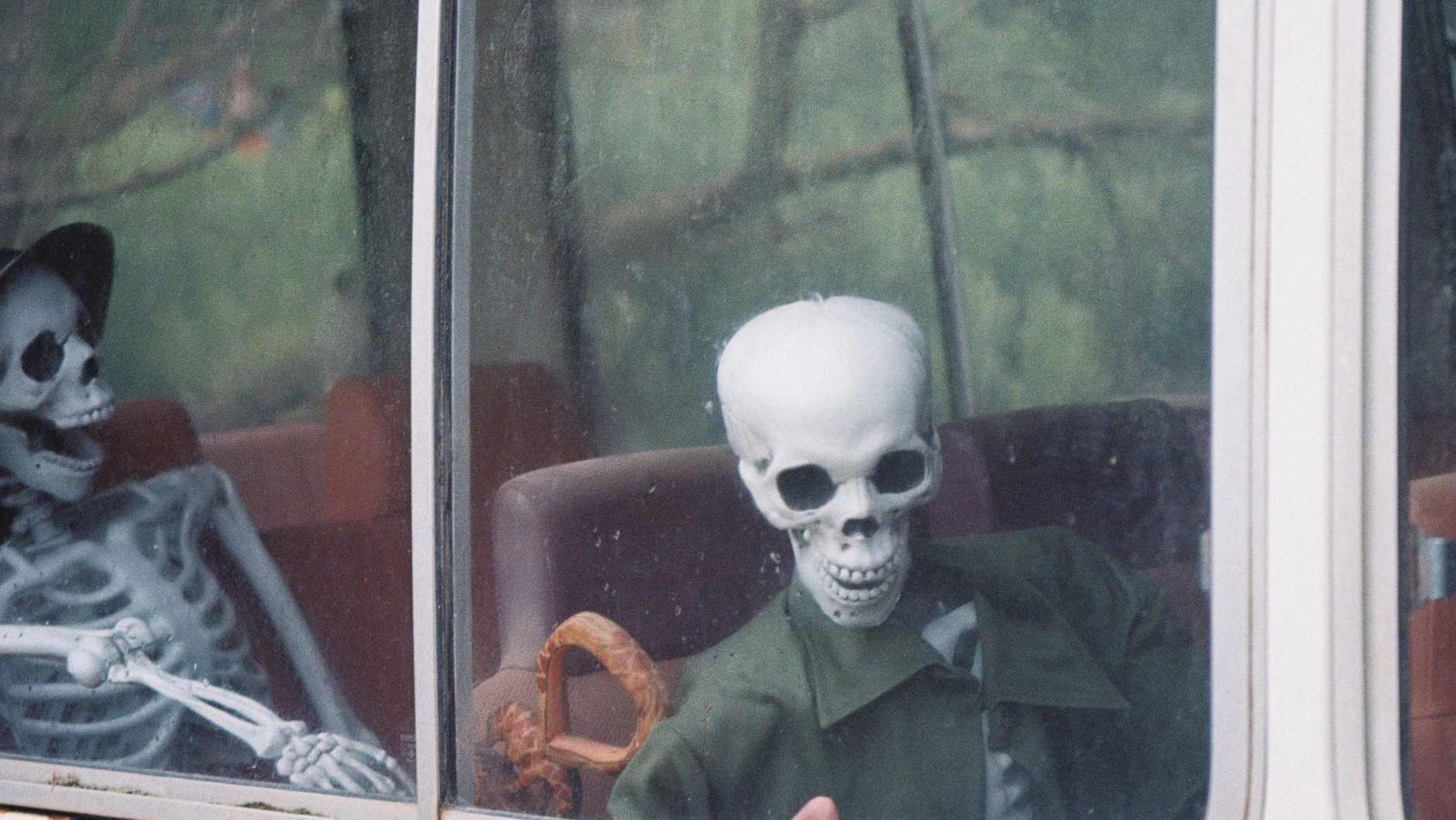 Halloweenowa aranżacja: szkielety w starym autobusie