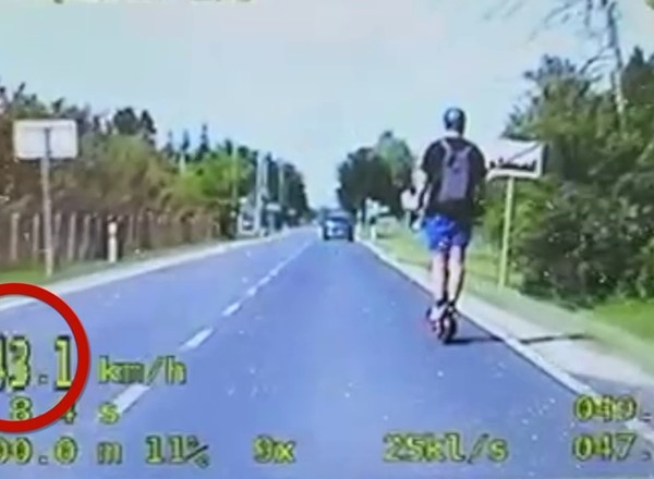Jechał hulajnogą elektryczną ponad 40 km na godz. Policjanci wszystko nagrali