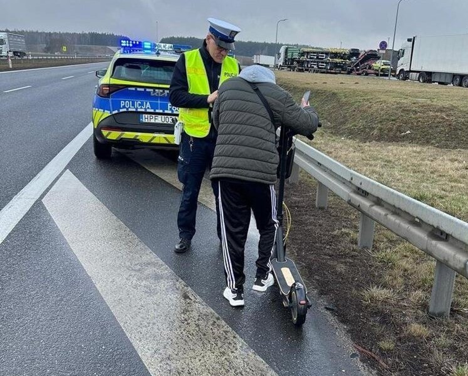 Mężczyzna poruszał się po trasie S8 hulajnogą elektryczną. To zły pomysł