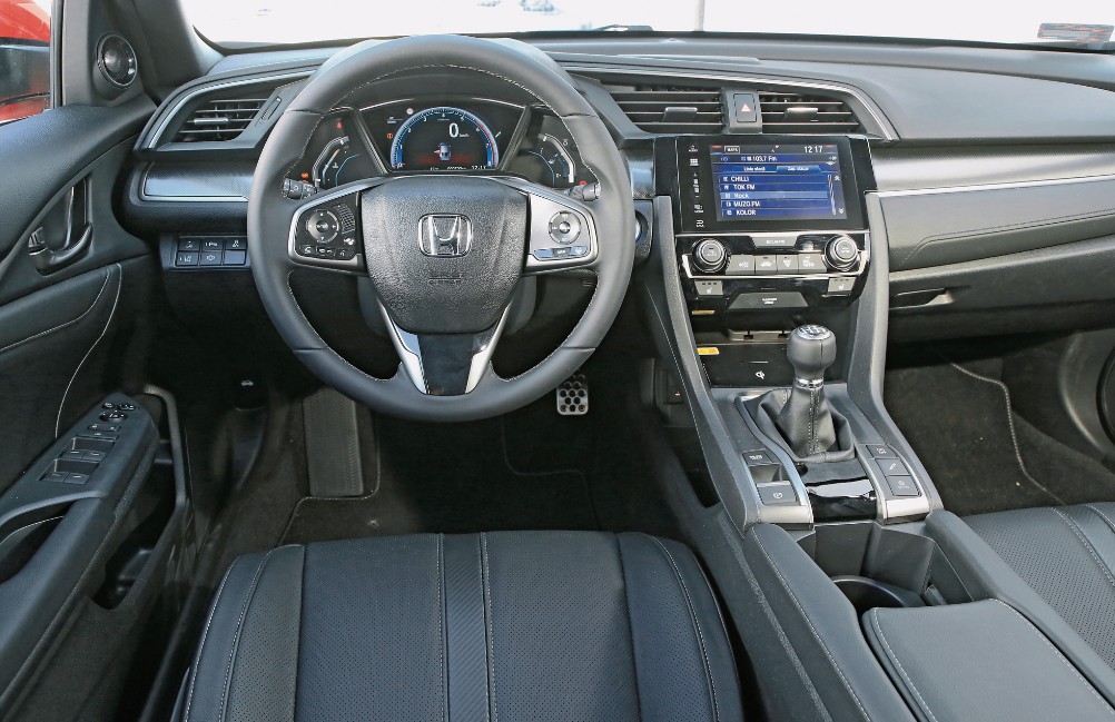 Sporo niedoróbek jakościowych. Styl zdecydowanie inny niż u europejskiej konkurencji. Niska pozycja za kierownicą