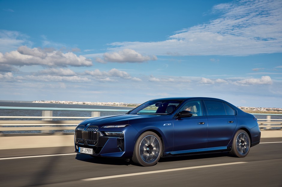 BMW i7 M70