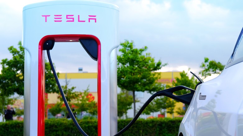 Tesli odcięło prąd – sprzedaż spada na kluczowych rynkach