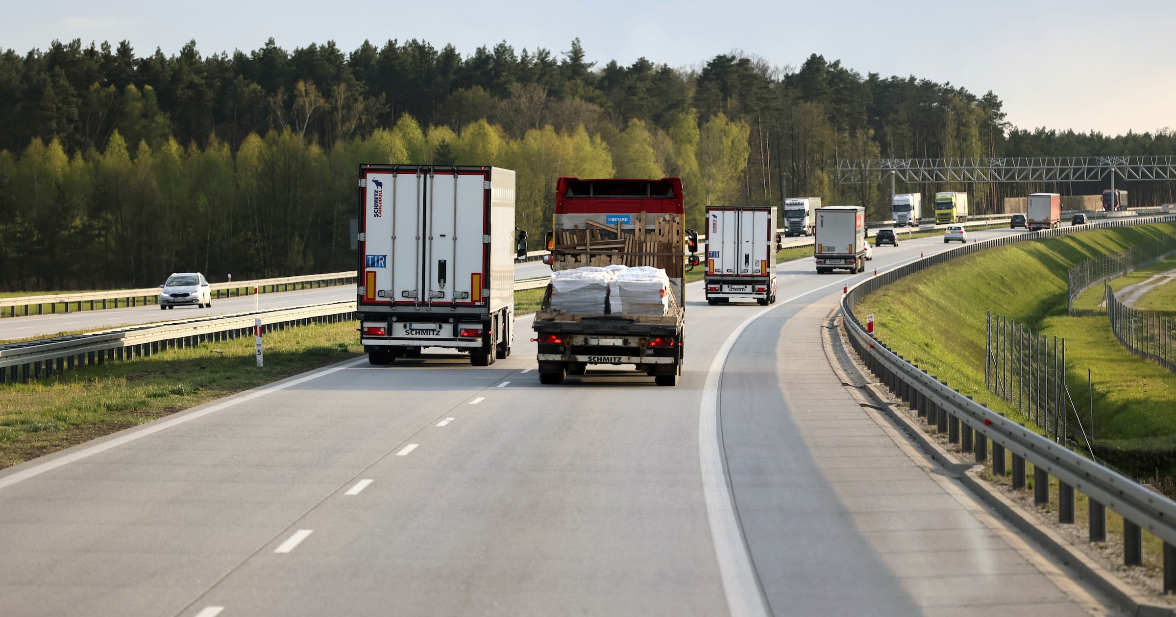 Wyprzedzająca ciężarówka na autostradzie