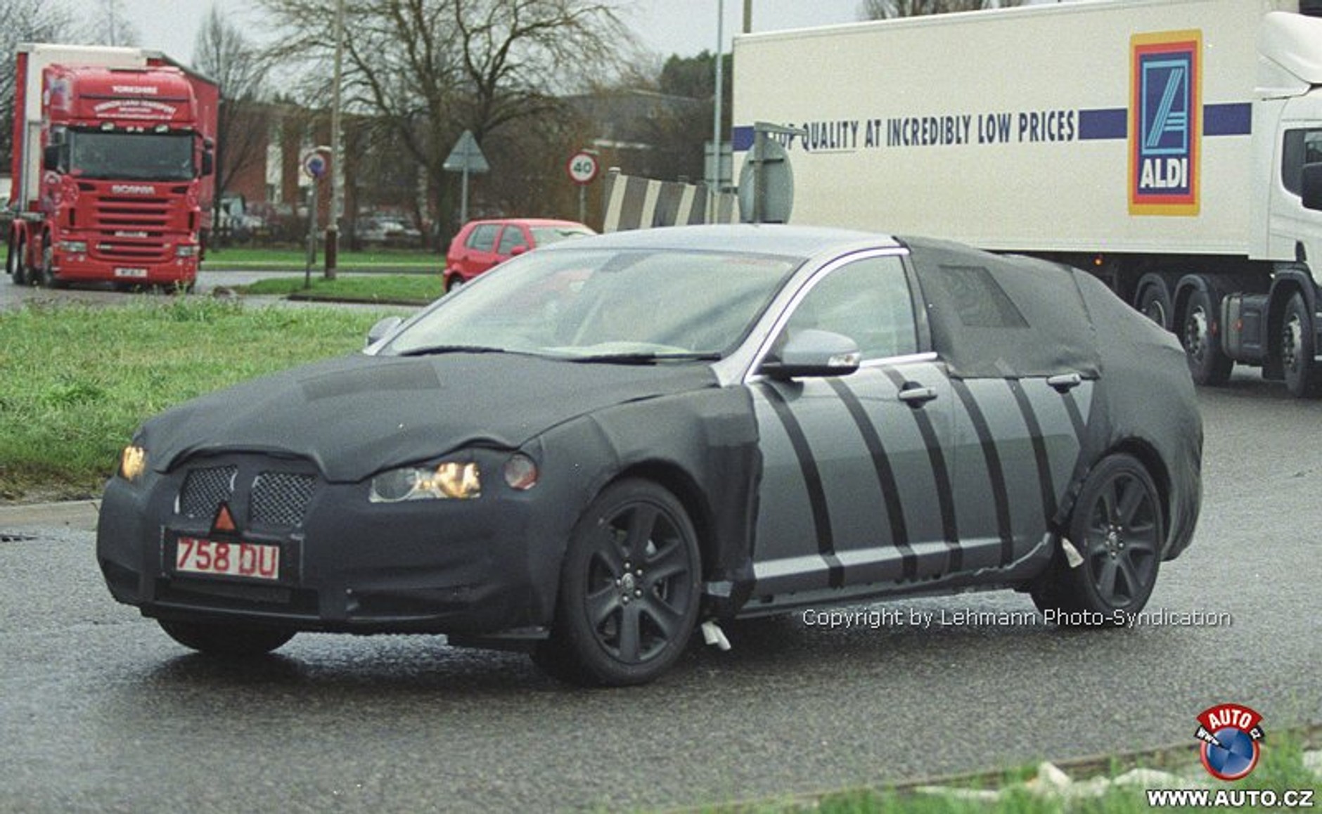 Jaguar XF: nagroda dla „widma”