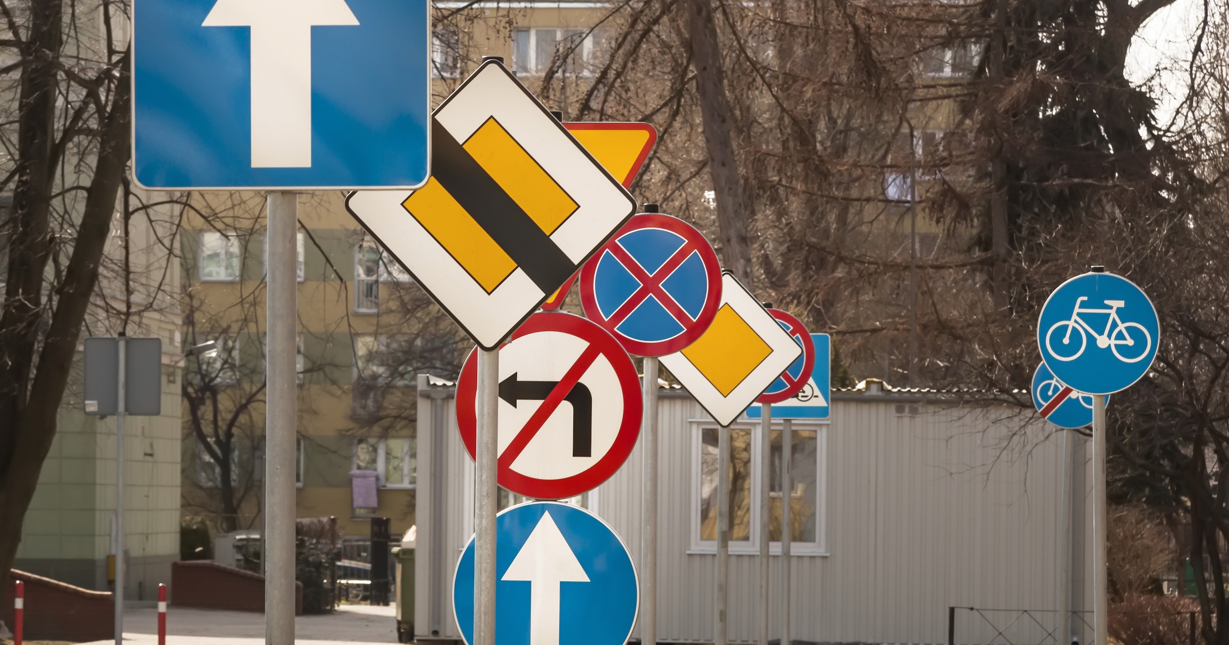 Dużo znaków drogowych