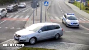 Policja zauważyła, że Passat prawie szorował po asfalcie. Dalej było już jak na filmach [Nagranie]