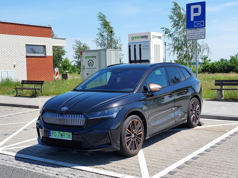 Po dotarciu do stacji ładowania i pokonaniu 242 km według komputera pokładowego Enyaqa nasz zasięg spadł do 133 km, a w baterii pozostało 29 proc. energii. Średnia prędkość wyniosła 97 km/h, a średnie zużycie energii 19,8 kWh/100 km