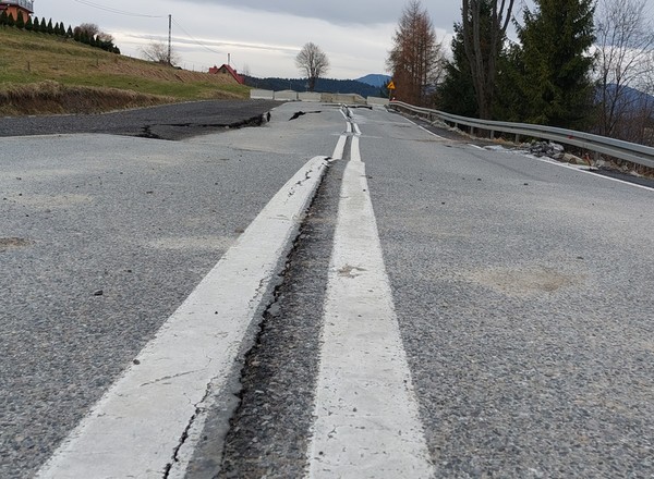 Remont osuniętej DK28 nabiera tempa. Skala prac jest imponująca
